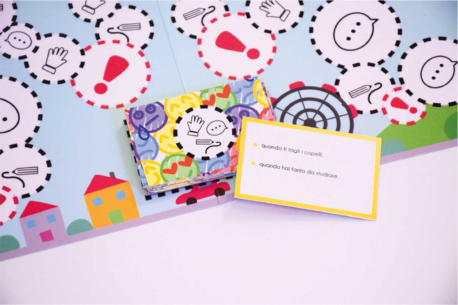 foto dettagio delle carte situazioni sul tabellone di gioco